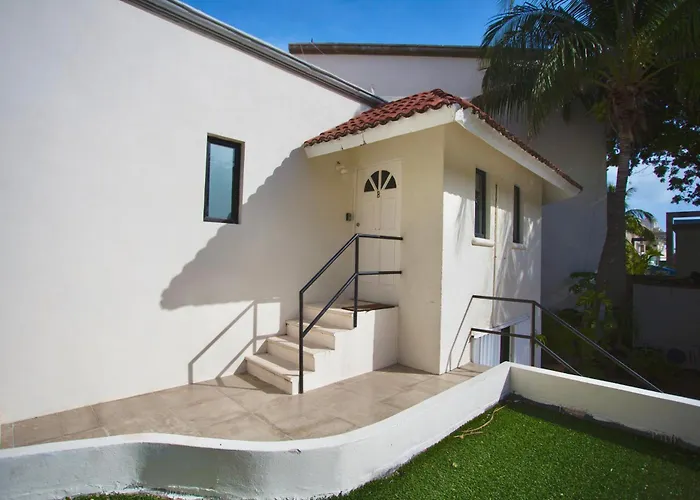 Cozy Loft With Pool, One Block From The Beach!
