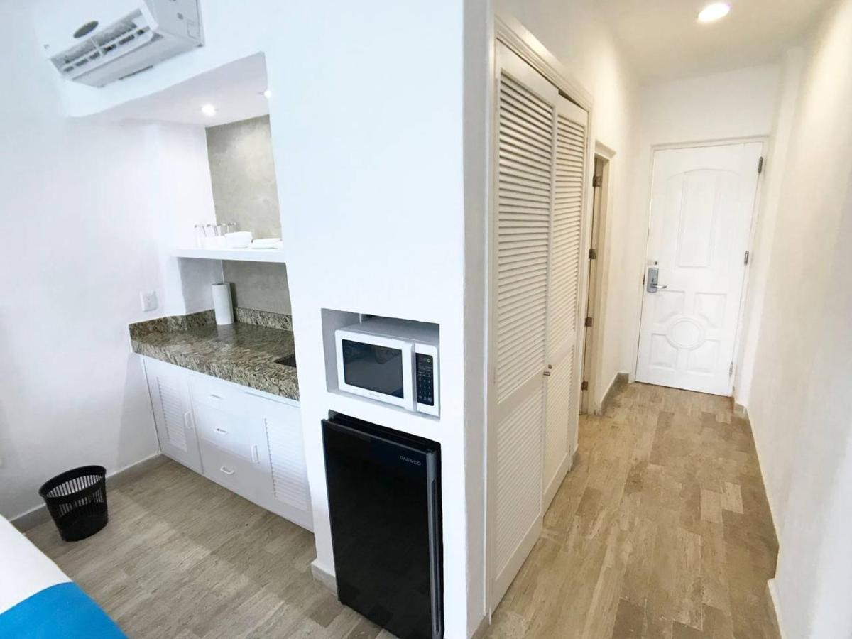 Beachfront With Kitchenette In The Zone! Aparthotel