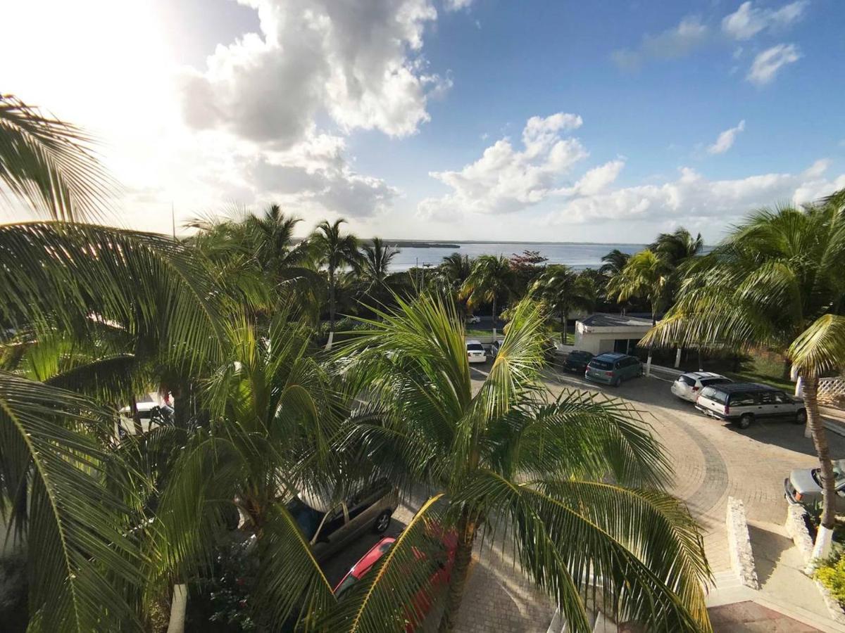 Beachfront With Kitchenette In The Zone!
