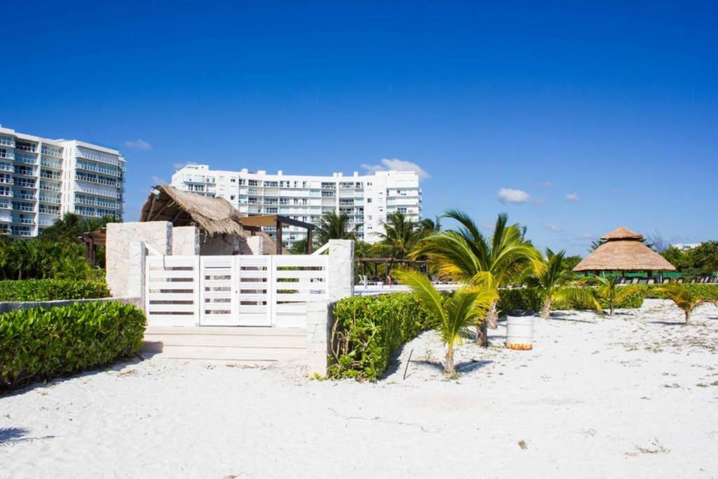 Amara Beachfront Caribe R Apartment