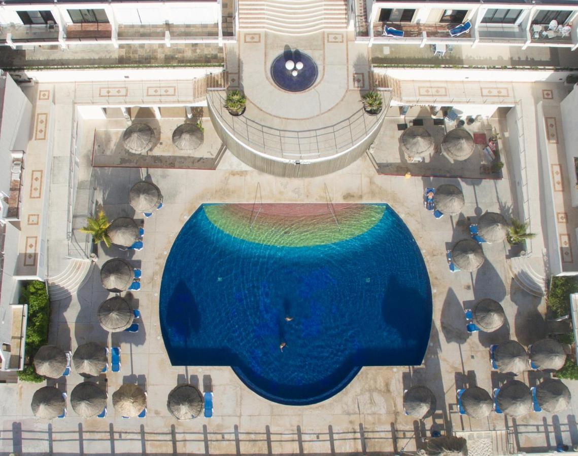 Apartment Oceanfront White For Families Cancun