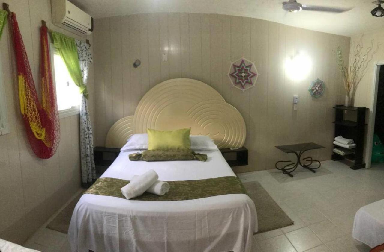 Yaakun Studio. 350 M Ferrys Isla Mujeres Apartment *