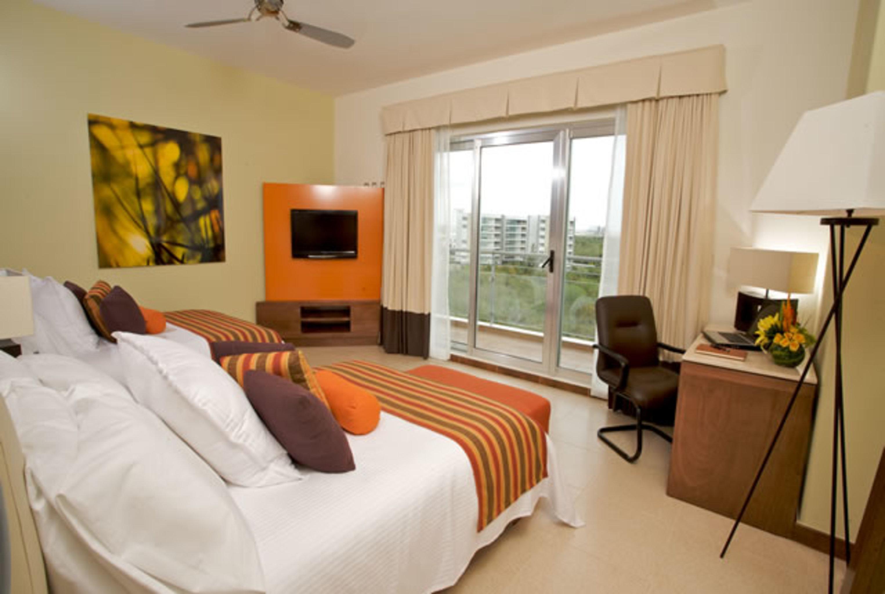 Hotel Krystal Urban & Beach Club 4*