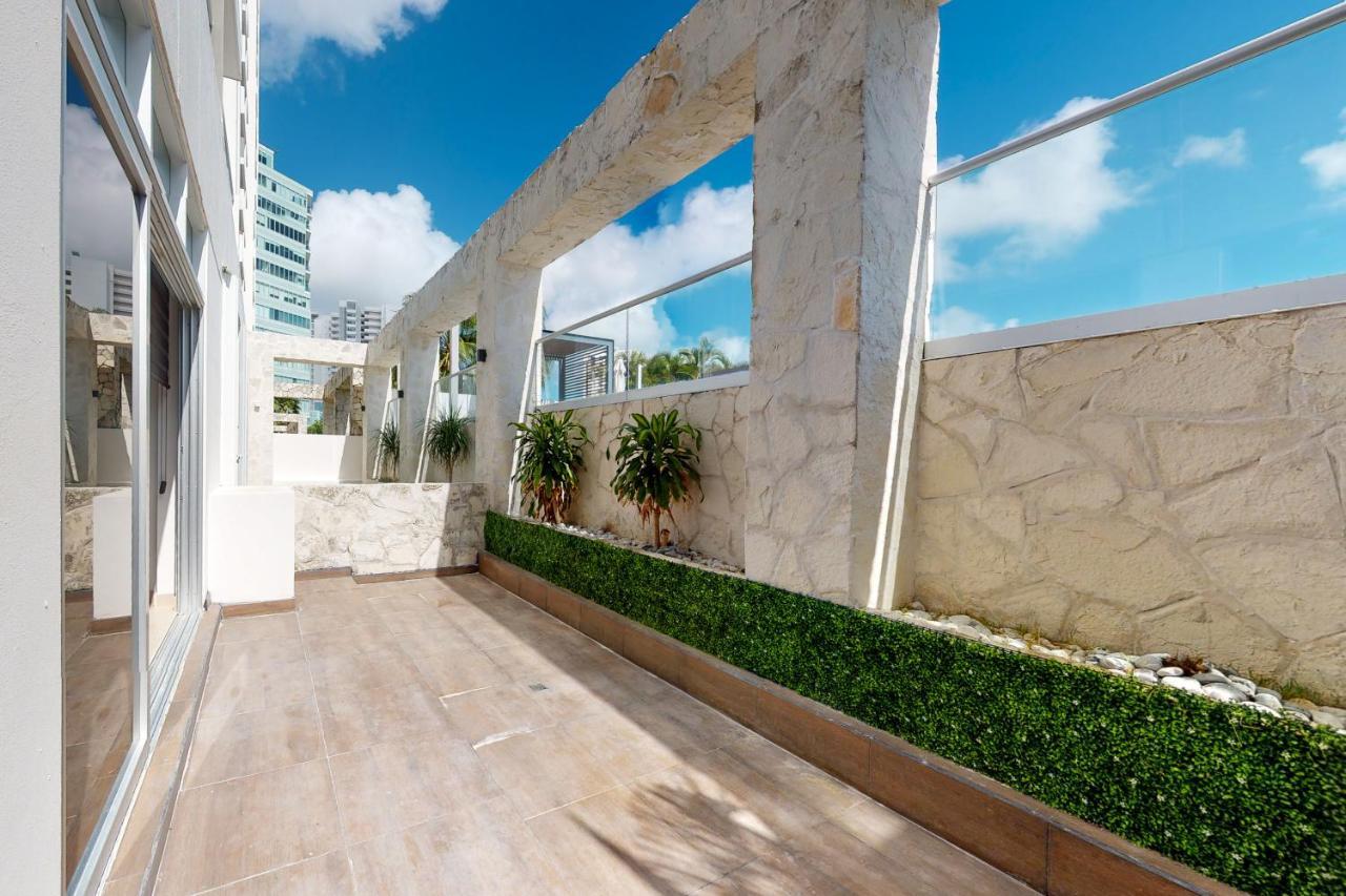 Malecon Vg02 At Torre Montevideo Cancun