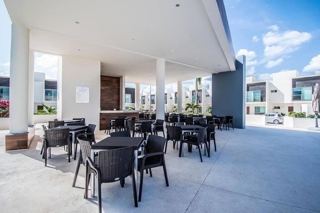 Super Trendy ! King Size, Alberca, Estacionamiento Apartment Cancun
