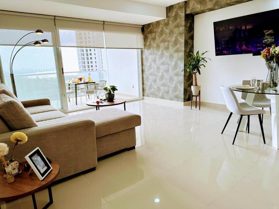 Perfect Location At Malecon Americas Apartment *
