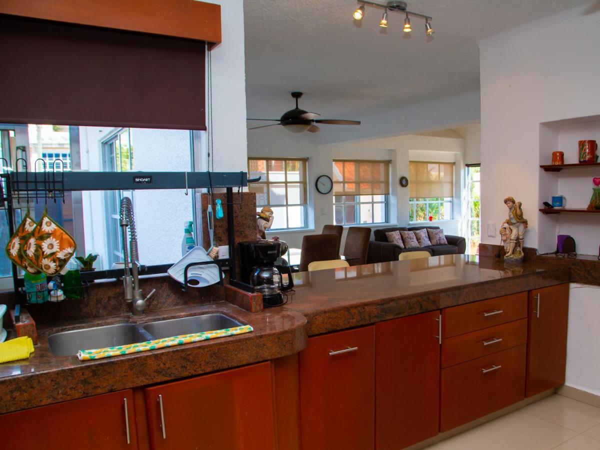Hermosa Casa, En Renta Vacacional Con Piscina, A Tan Solo10 Minutos De La Playa, Cerca De Centros Comerciales, Restaurantes, Bares Y Supermercados * Cancun