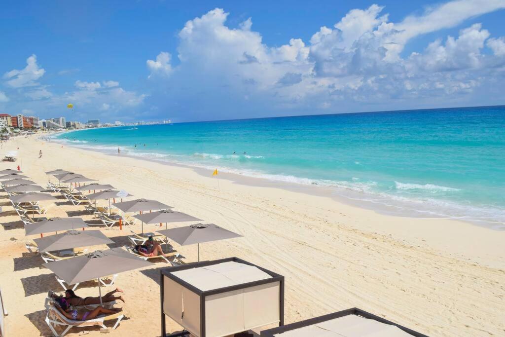 Luxury Ocean Front Apartment, 2 Bedroom Beach, Gym, Cancún