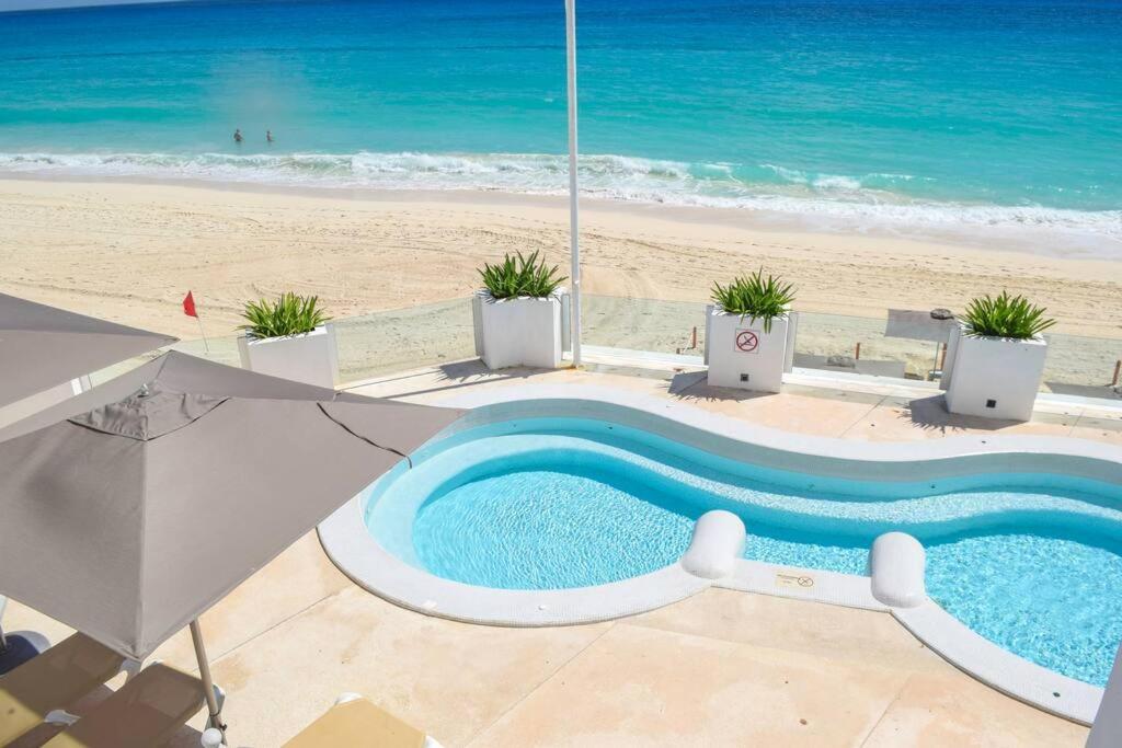 Luxury Ocean Front Apartment, 2 Bedroom Beach, Gym,