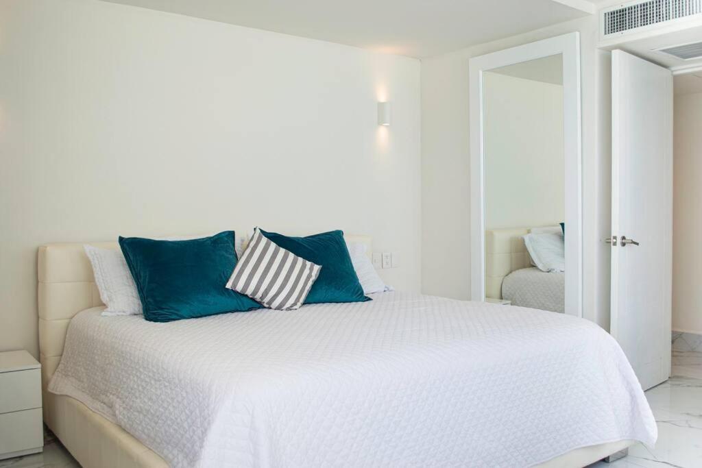 Luxury Ocean Front Apartment, 2 Bedroom Beach, Gym, *