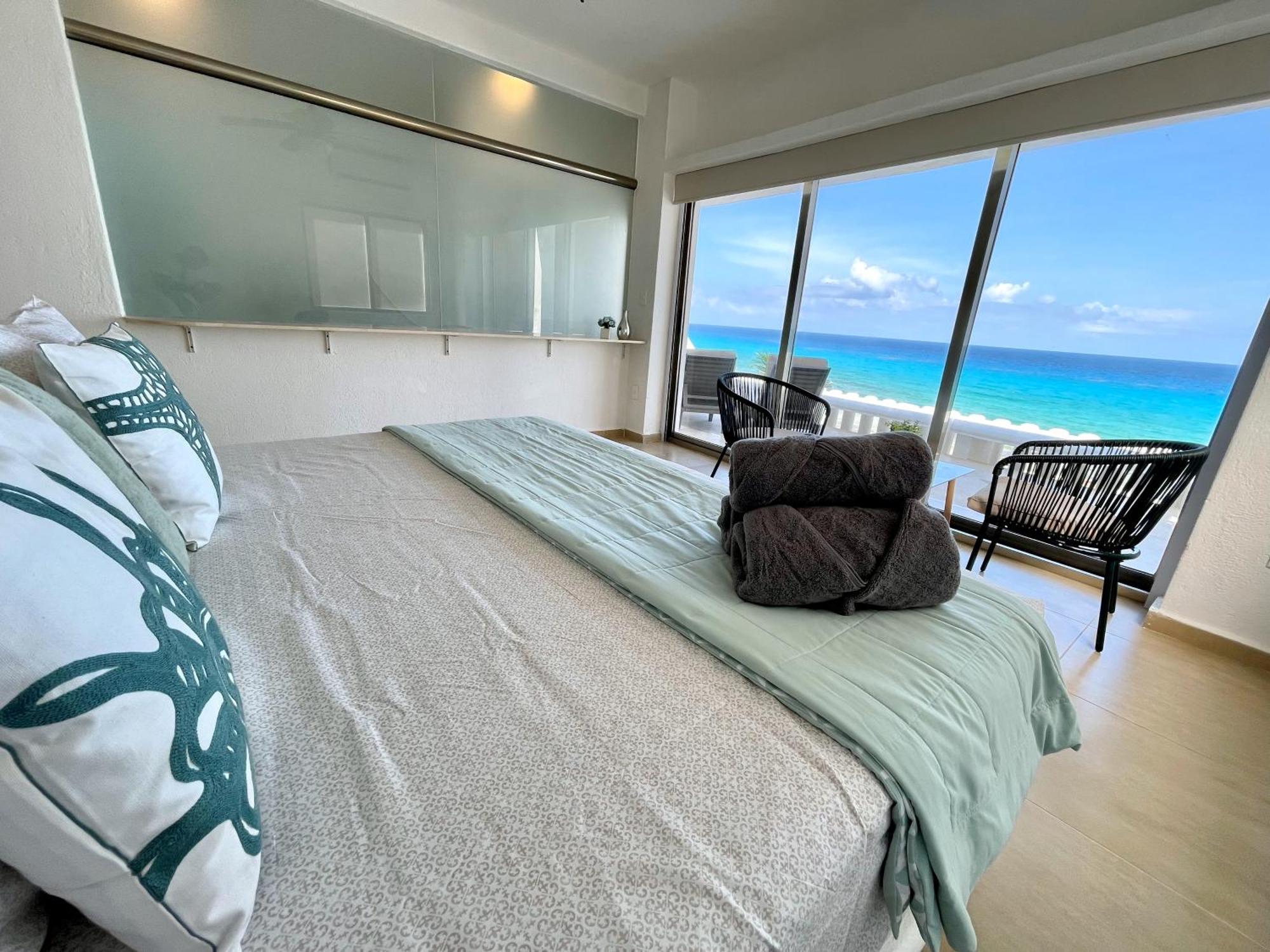 Beachfront With Pool & Stunning Views Cancun