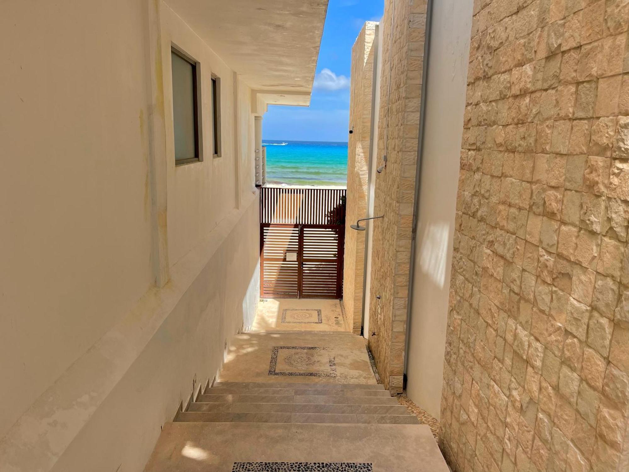 Beachfront With Pool & Stunning Views Cancun