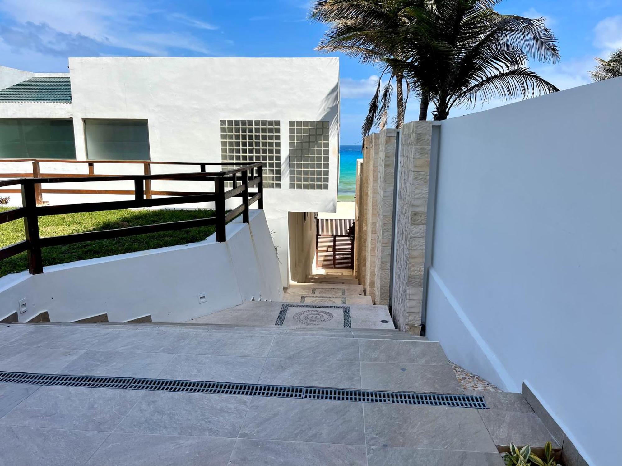 Beachfront With Pool & Stunning Views Cancun