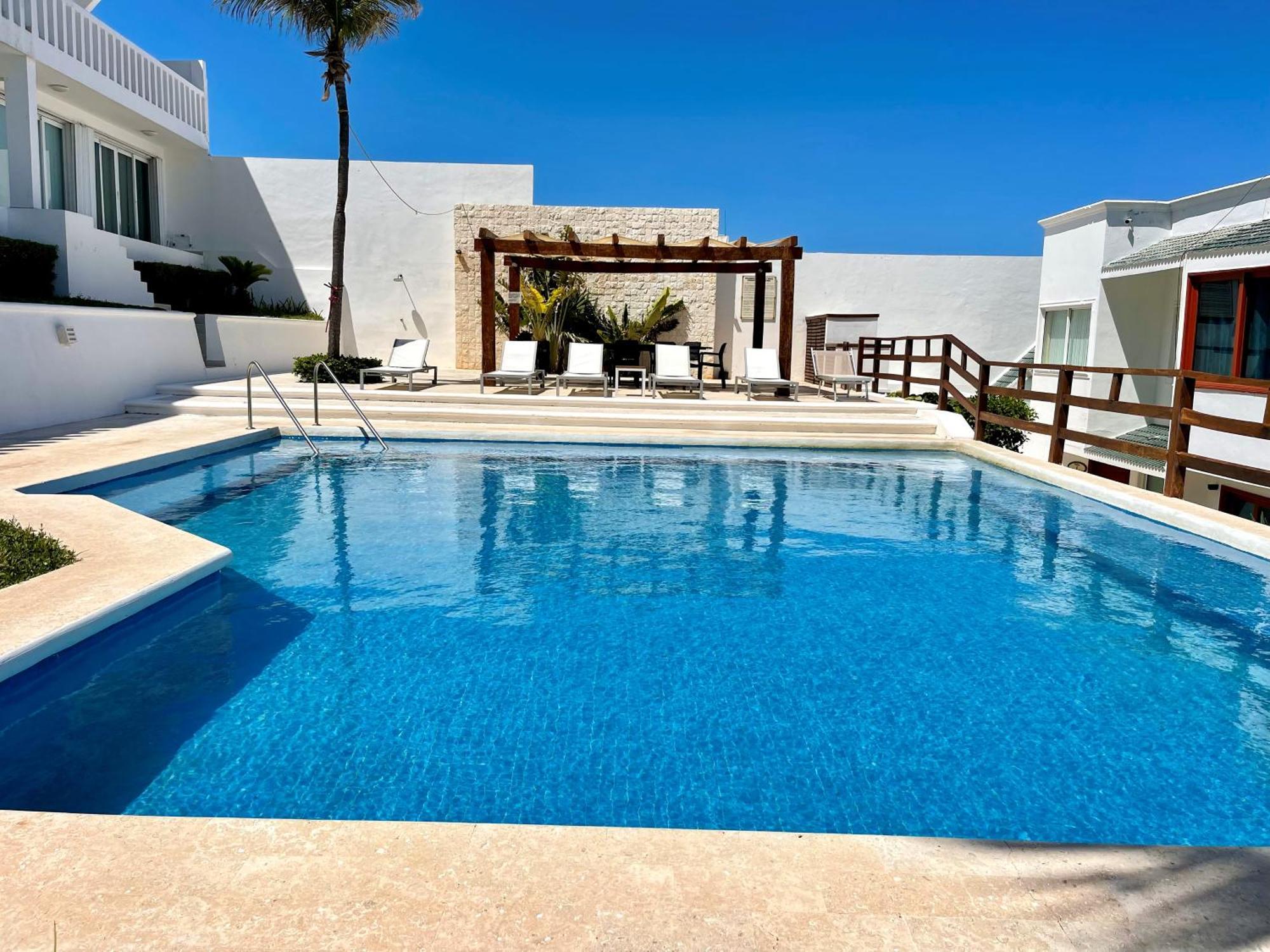 Beachfront With Pool & Stunning Views Cancun