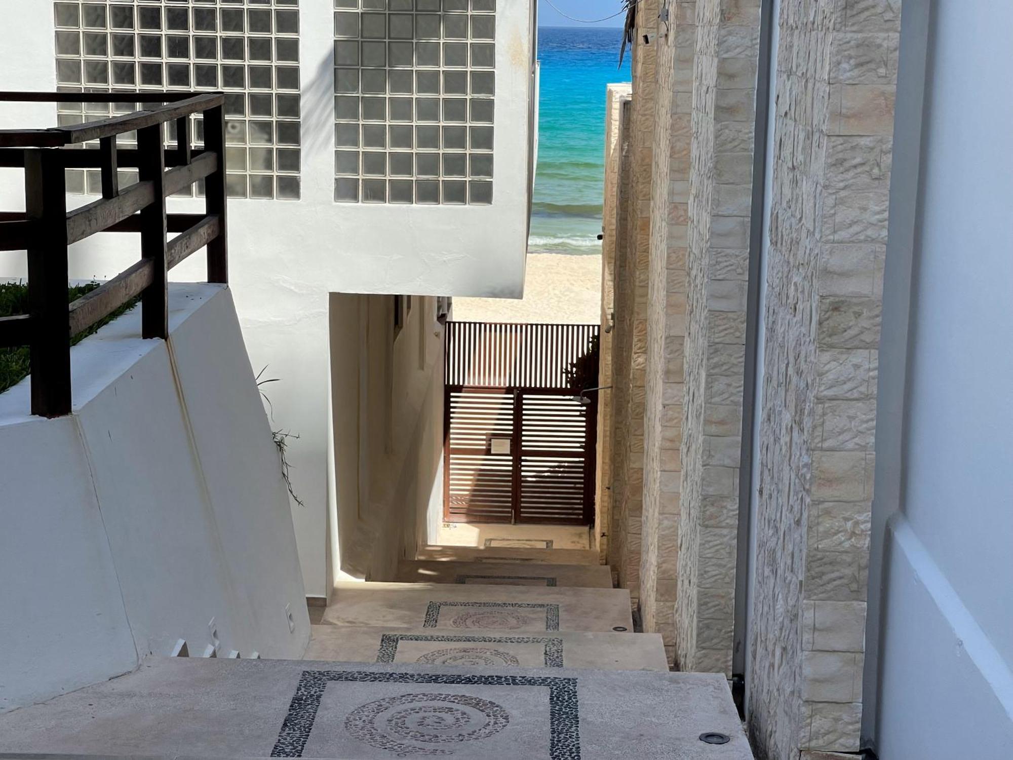 Holiday home Beachfront With Pool & Stunning Views *