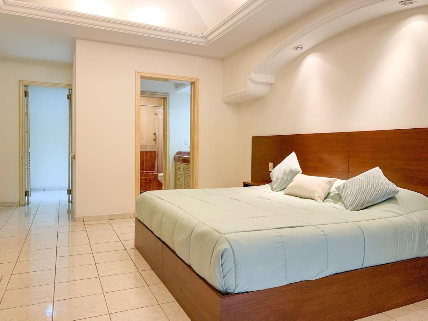 Apartment 3br Beautiful Vintage With Great Location! *