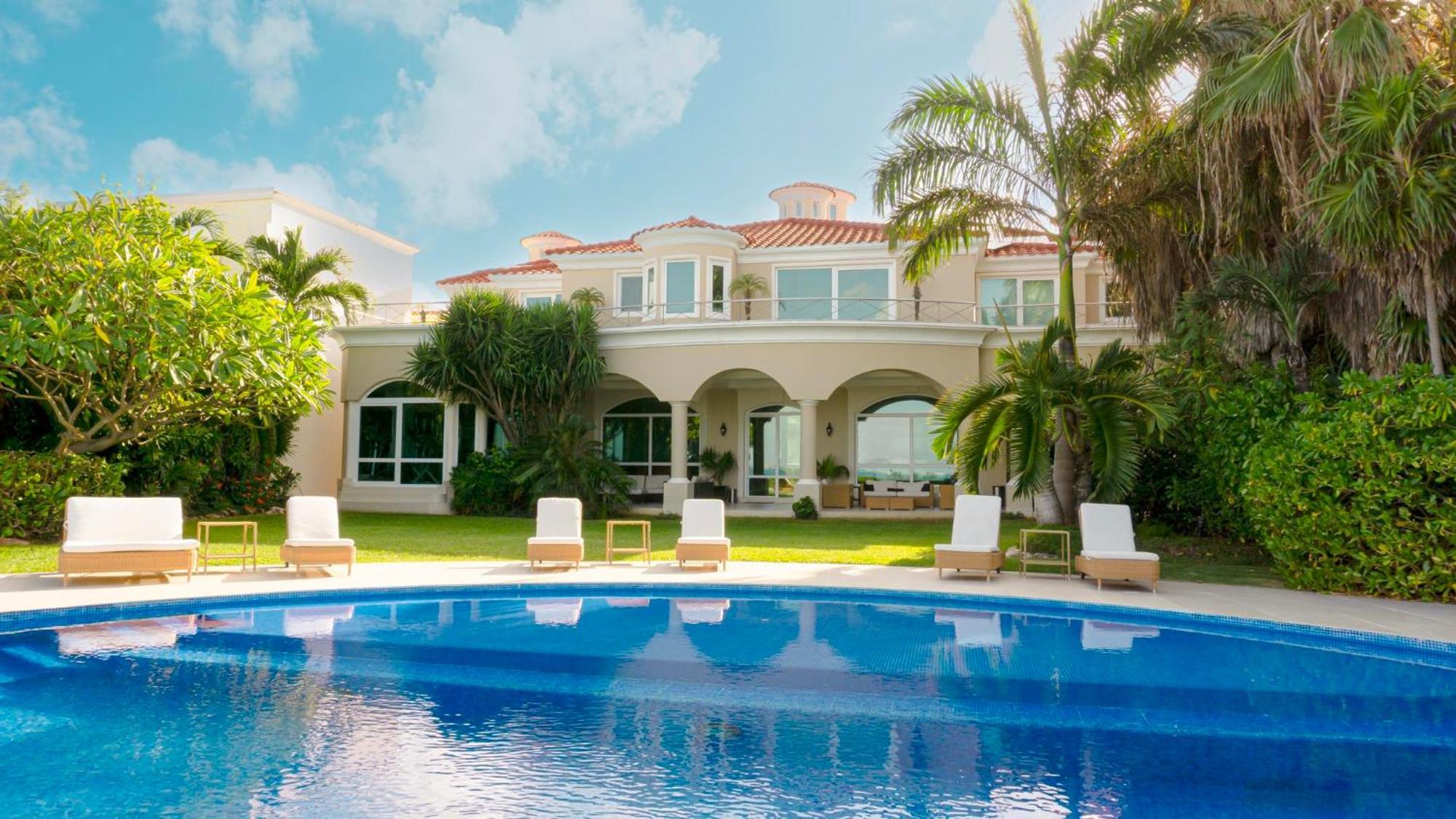 Exclusive Beachfront Luxury Villa, Private Gym, Personalized 5 Star-service, Direct Access Villa