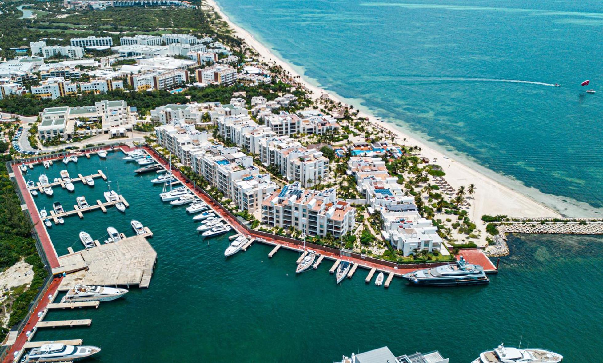 Beach Front Marina & Golf Luxe Playa Mujeres Cancun