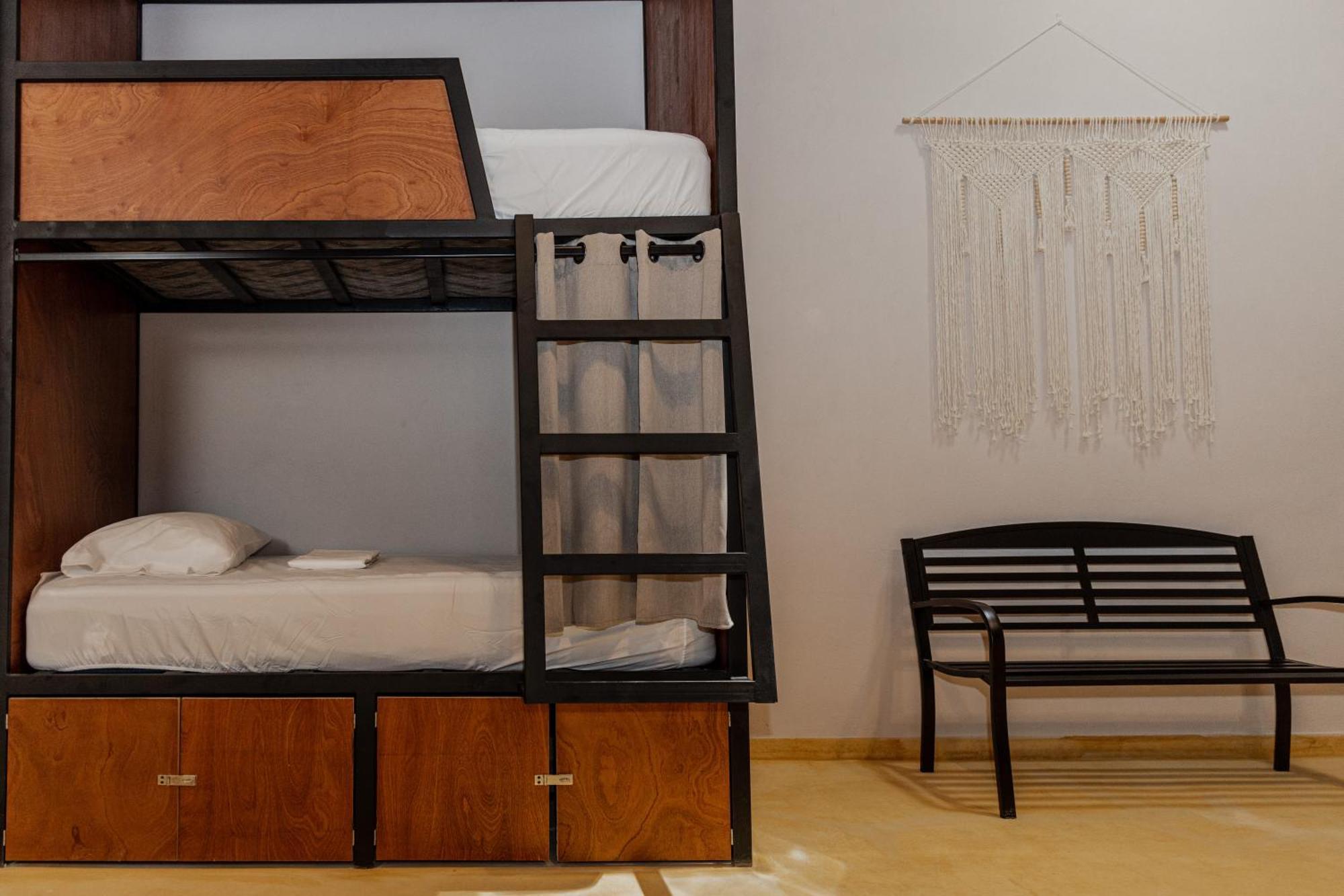 Caleta Rooftop & Pool Hostel