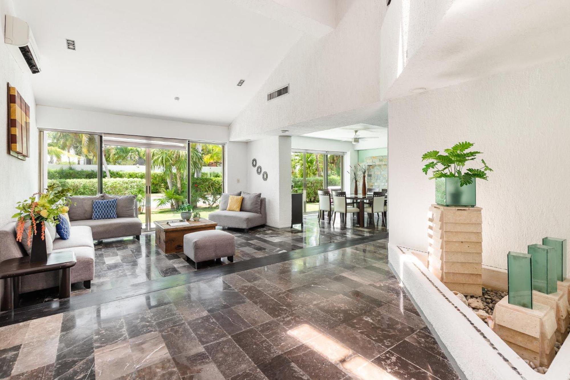 Large House - Walking To - 10 Guests! * Cancun