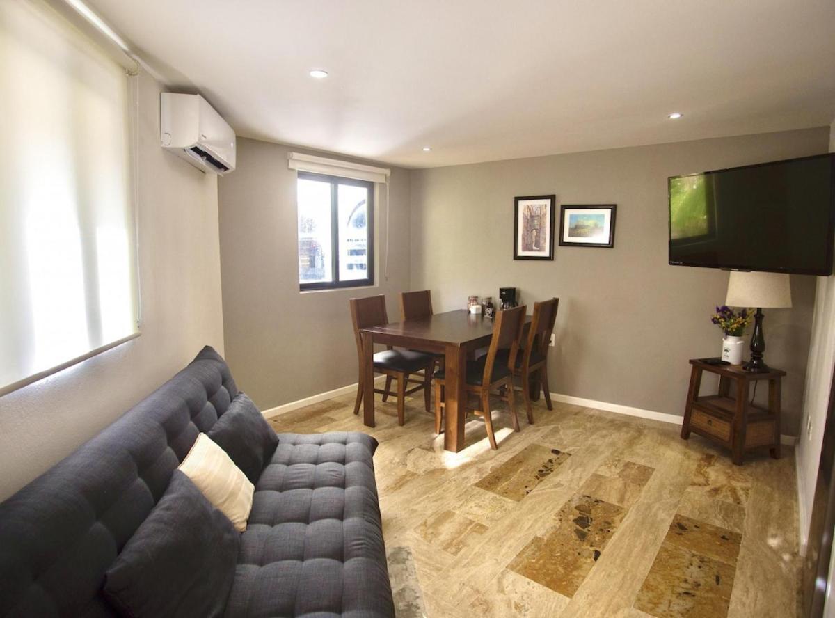 Cozy Loft With Pool, One Block From The Beach!