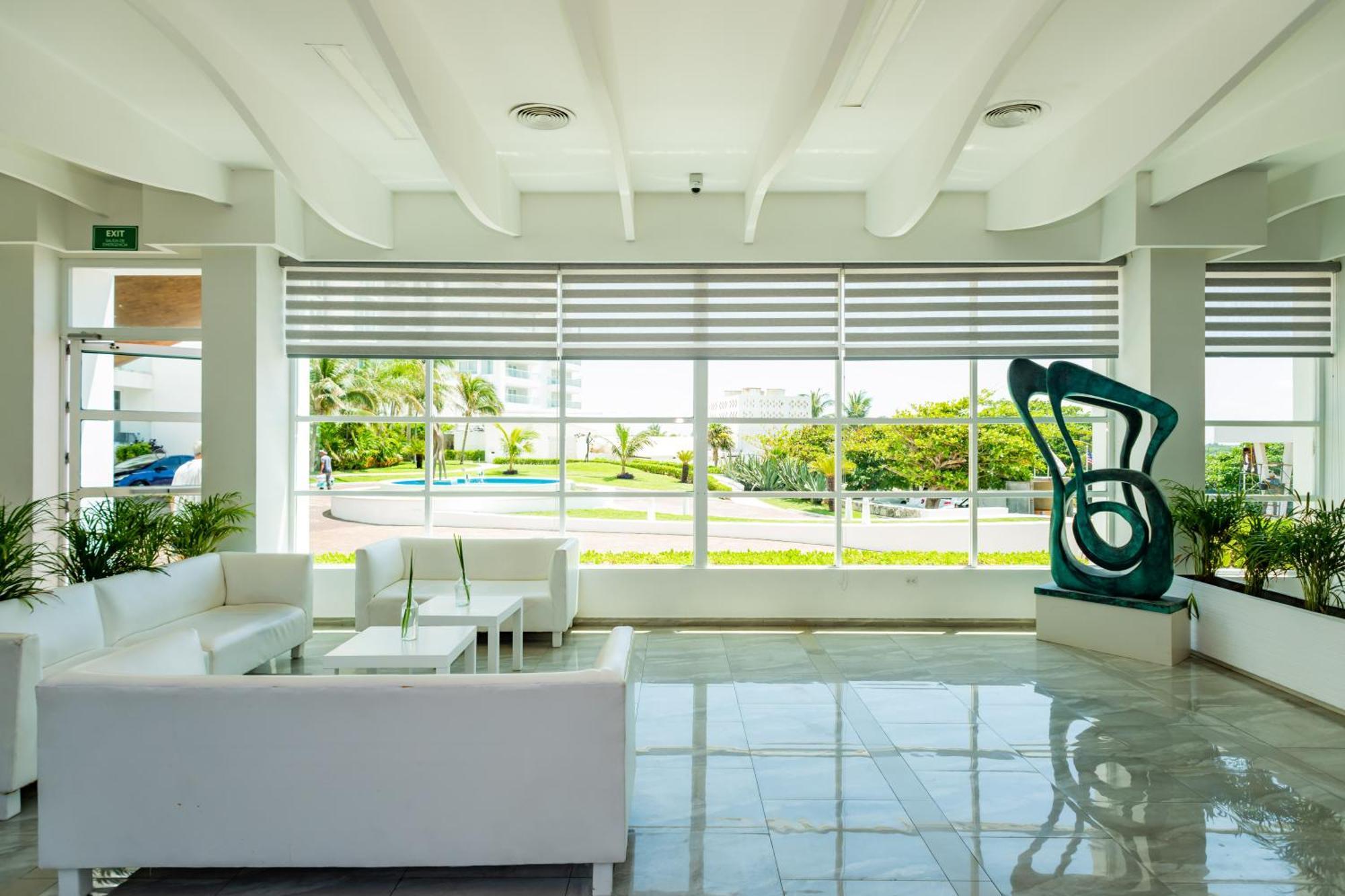 Ocean View In Complex Apartment
