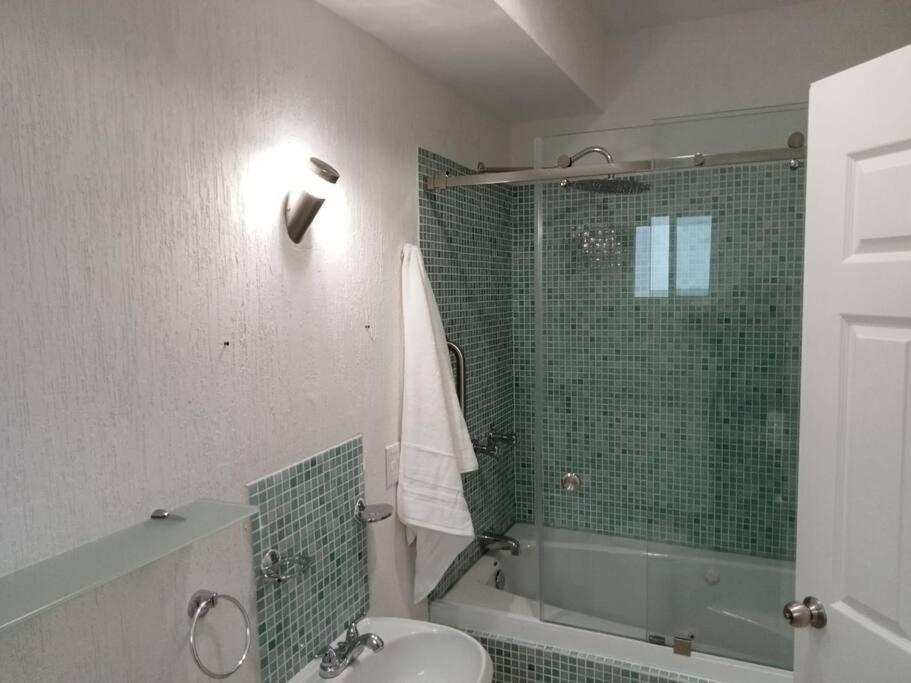 Casa-piscina-3hab-bano Privado-wifi 50 Mbps-tina Holiday home Cancun
