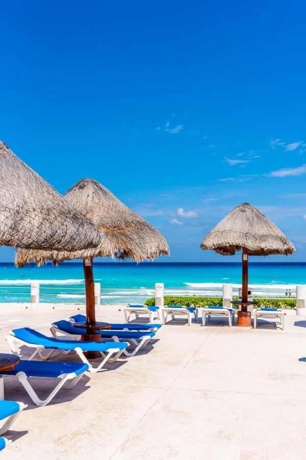 Spacious 2-story, 4 Bedrooms, Ocean View Balcony * Cancun