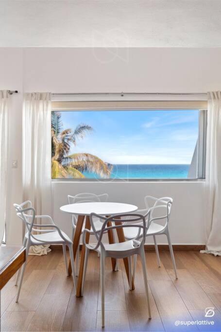 Deluxe Beachfront 4b Apartment