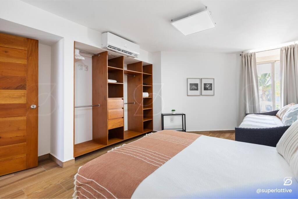 Deluxe Beachfront 4b Apartment