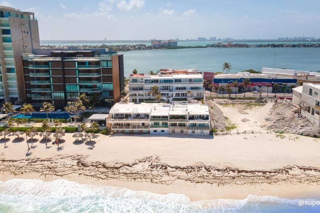 Deluxe Beachfront 4b Apartment