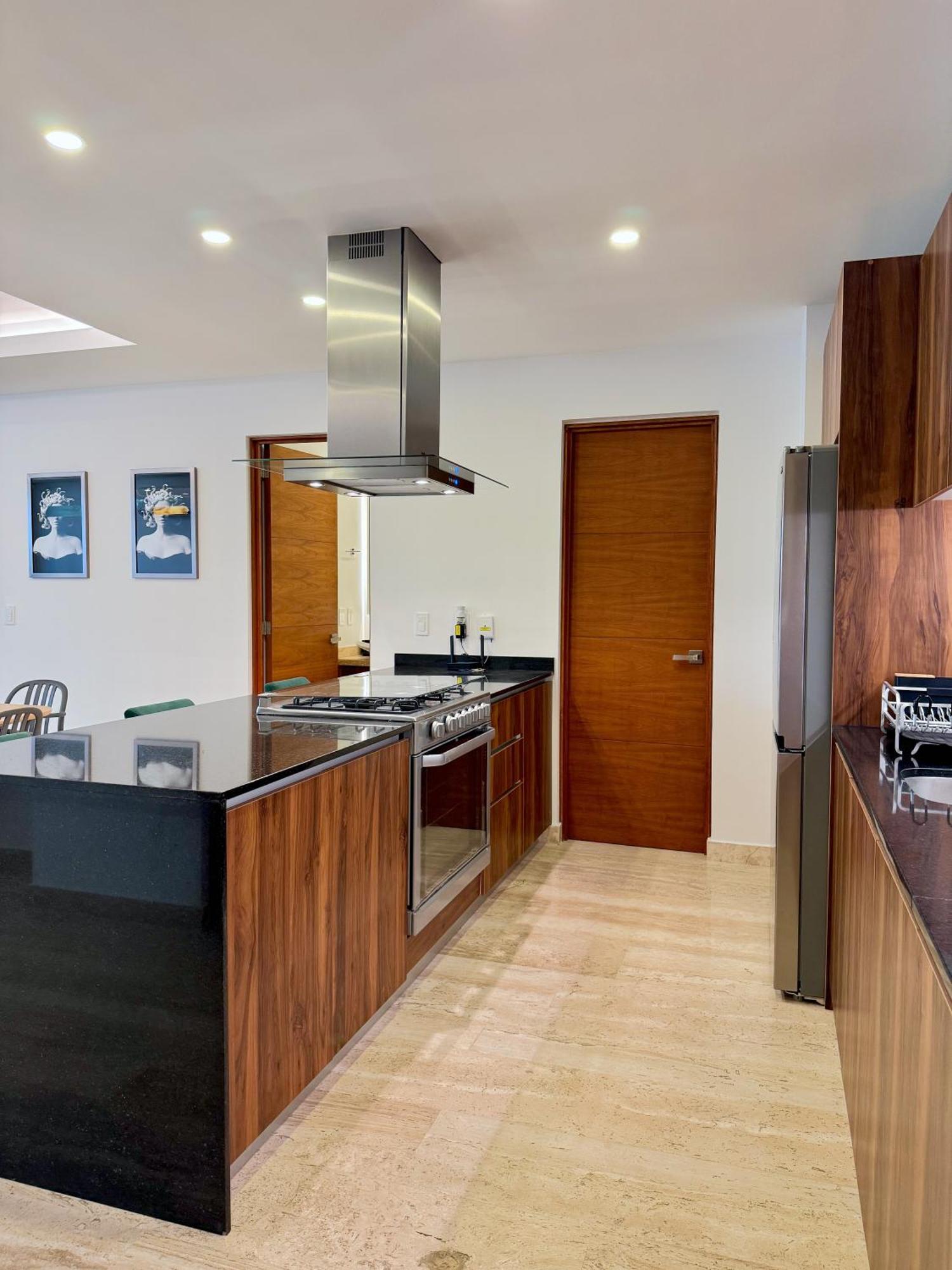 Lovely & New! Super Location * Cancun