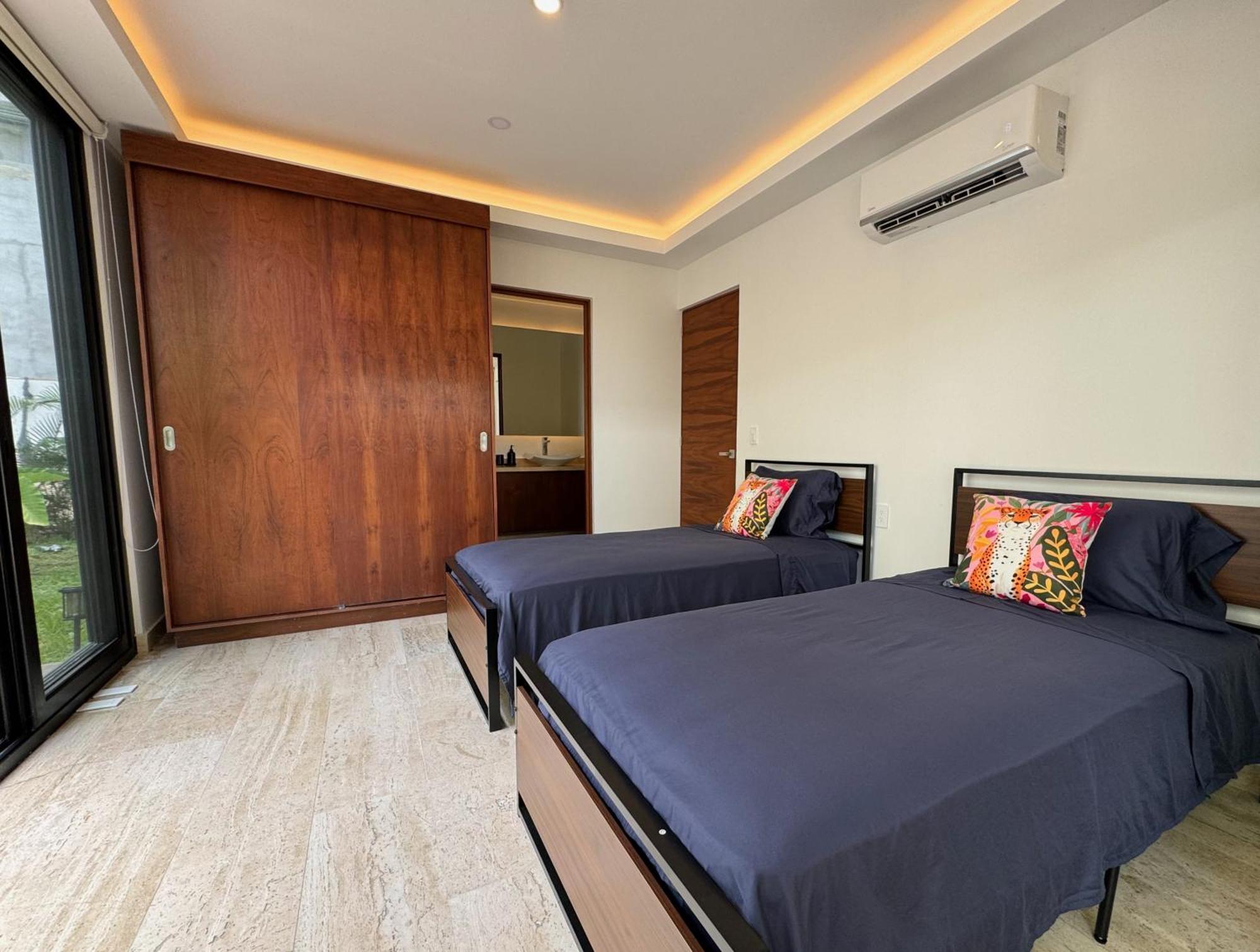 Lovely & New! Super Location *