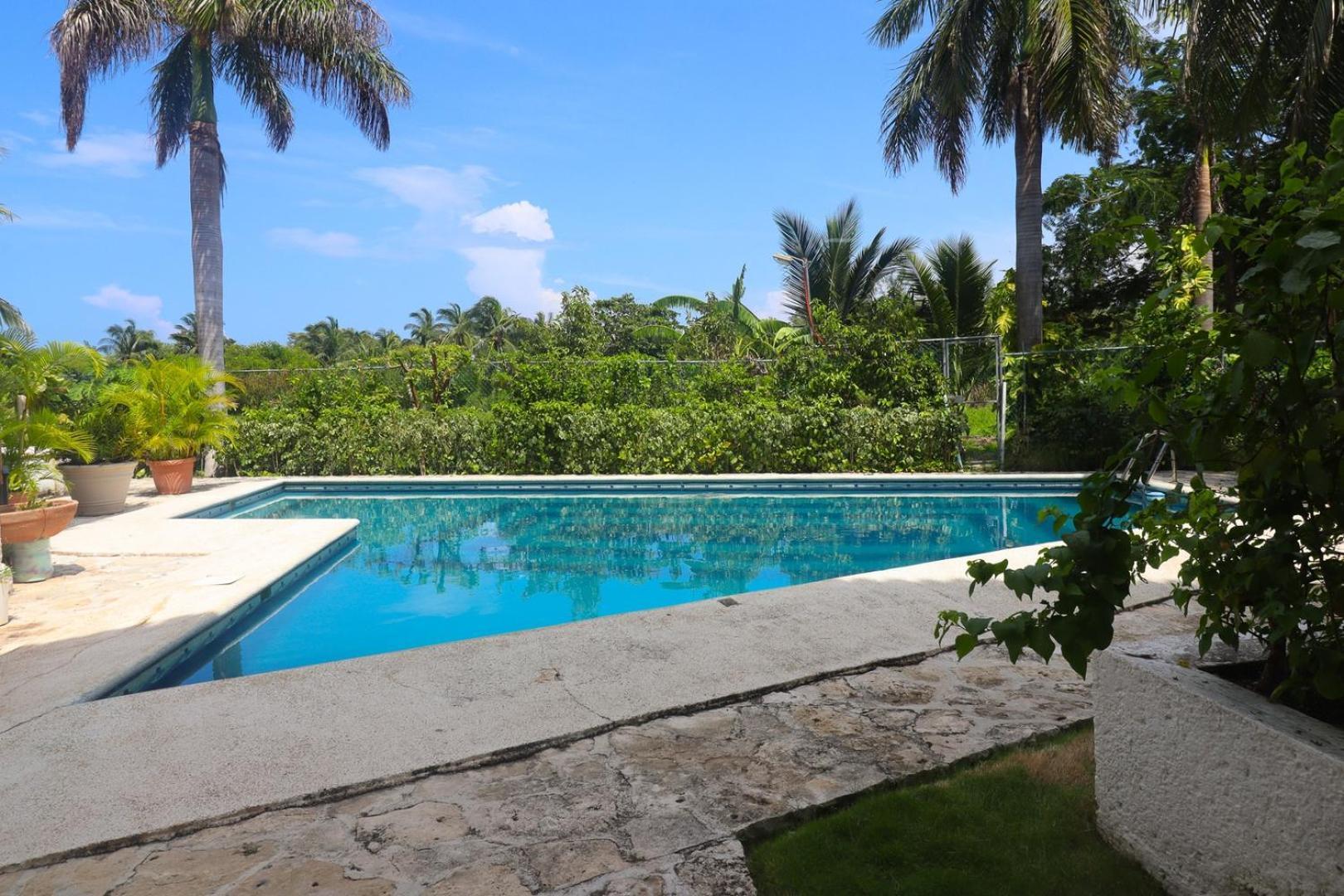 With Pool, And 5-min Walk To The Cancun
