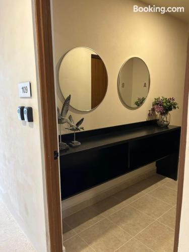 New Centric 1br With Gym & Pool *