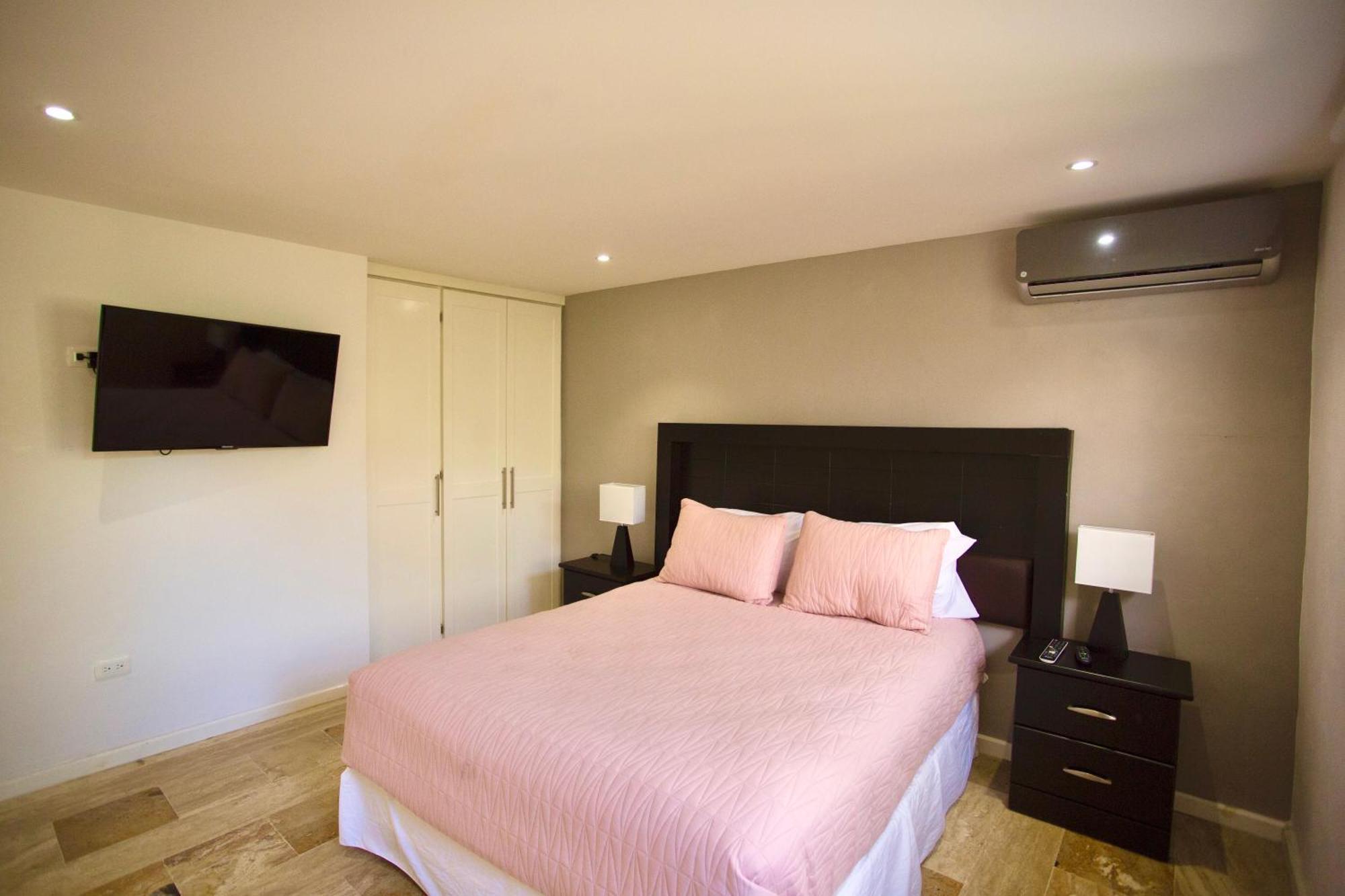 Cozy Loft With Pool, One Block From The Beach!