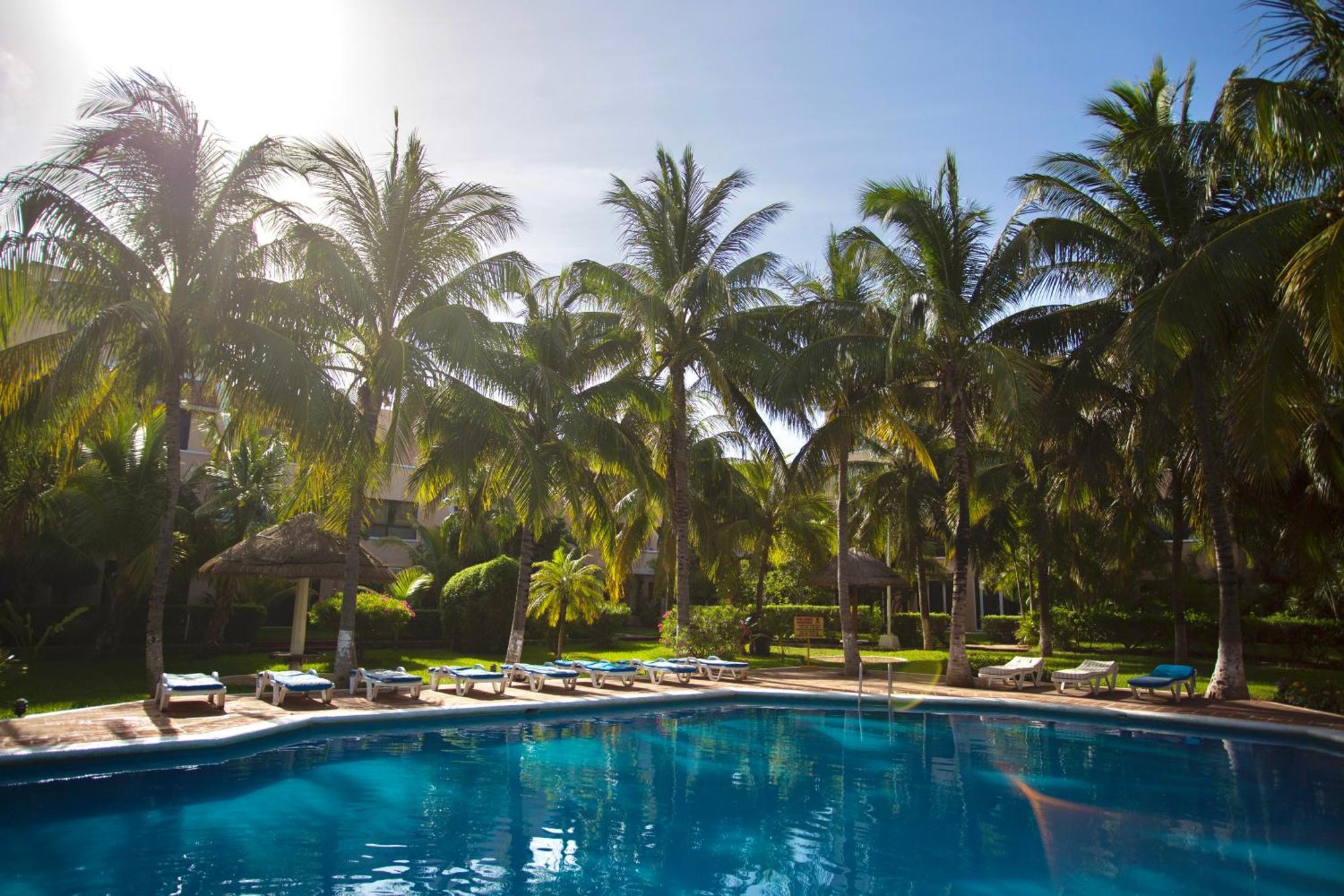 Apartment Cozy Loft With Pool, One Block From The Beach!
