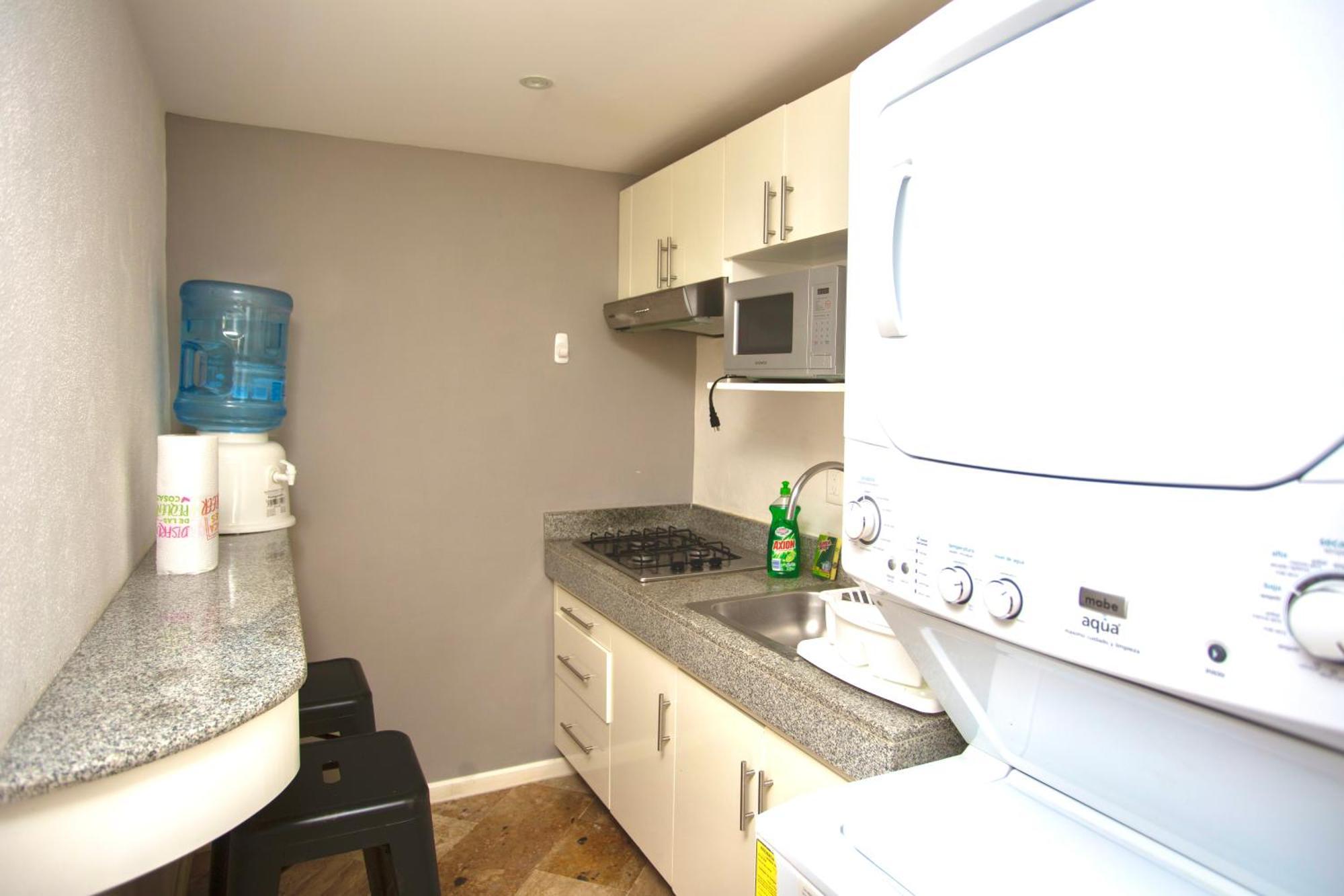Apartment Cozy Loft With Pool, One Block From The Beach! *