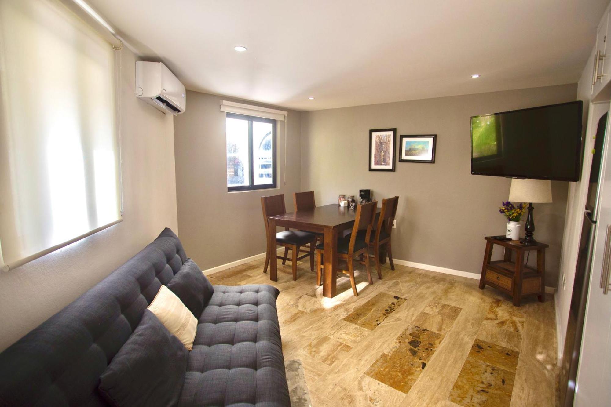 Cozy Loft With Pool, One Block From The Beach! Apartment