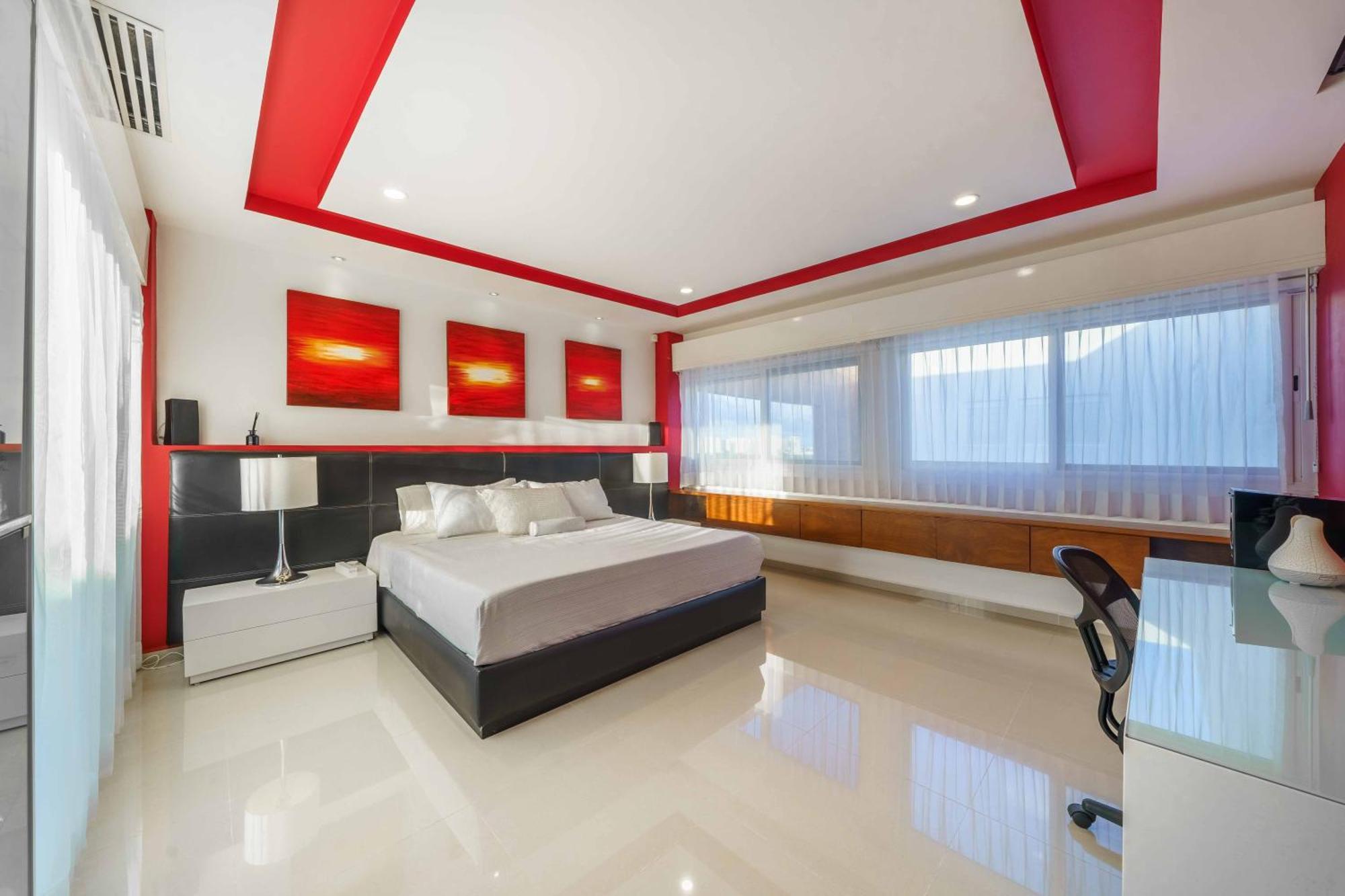 Apartment Luxury 4 Bedroom Penthouse With Private Jacuzzi Steps From Zone