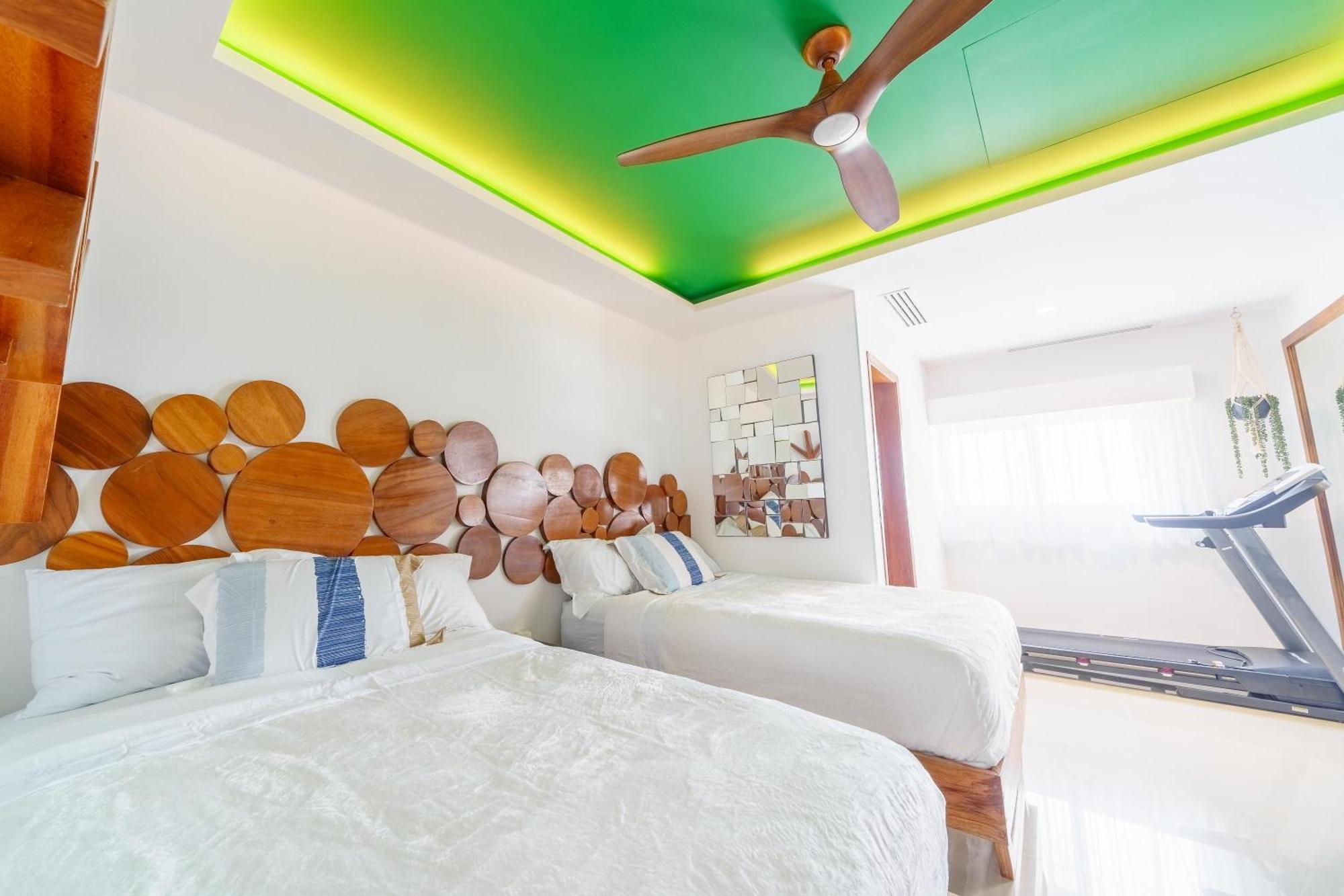 Luxury 4 Bedroom Penthouse With Private Jacuzzi Steps From Zone Apartment