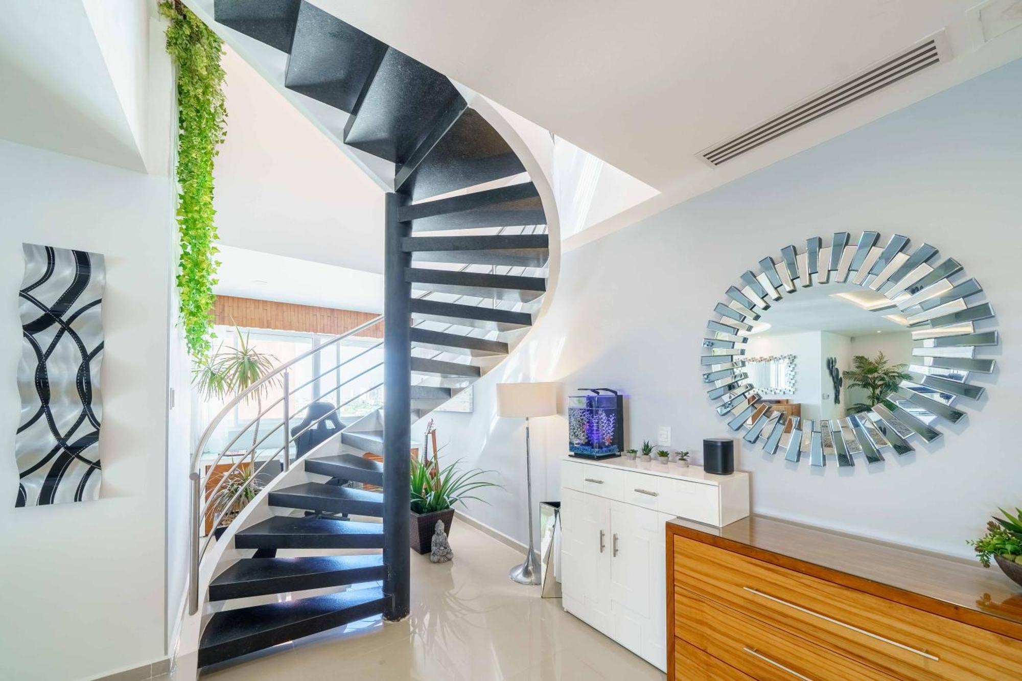 Luxury 4 Bedroom Penthouse With Private Jacuzzi Steps From Zone Apartment *