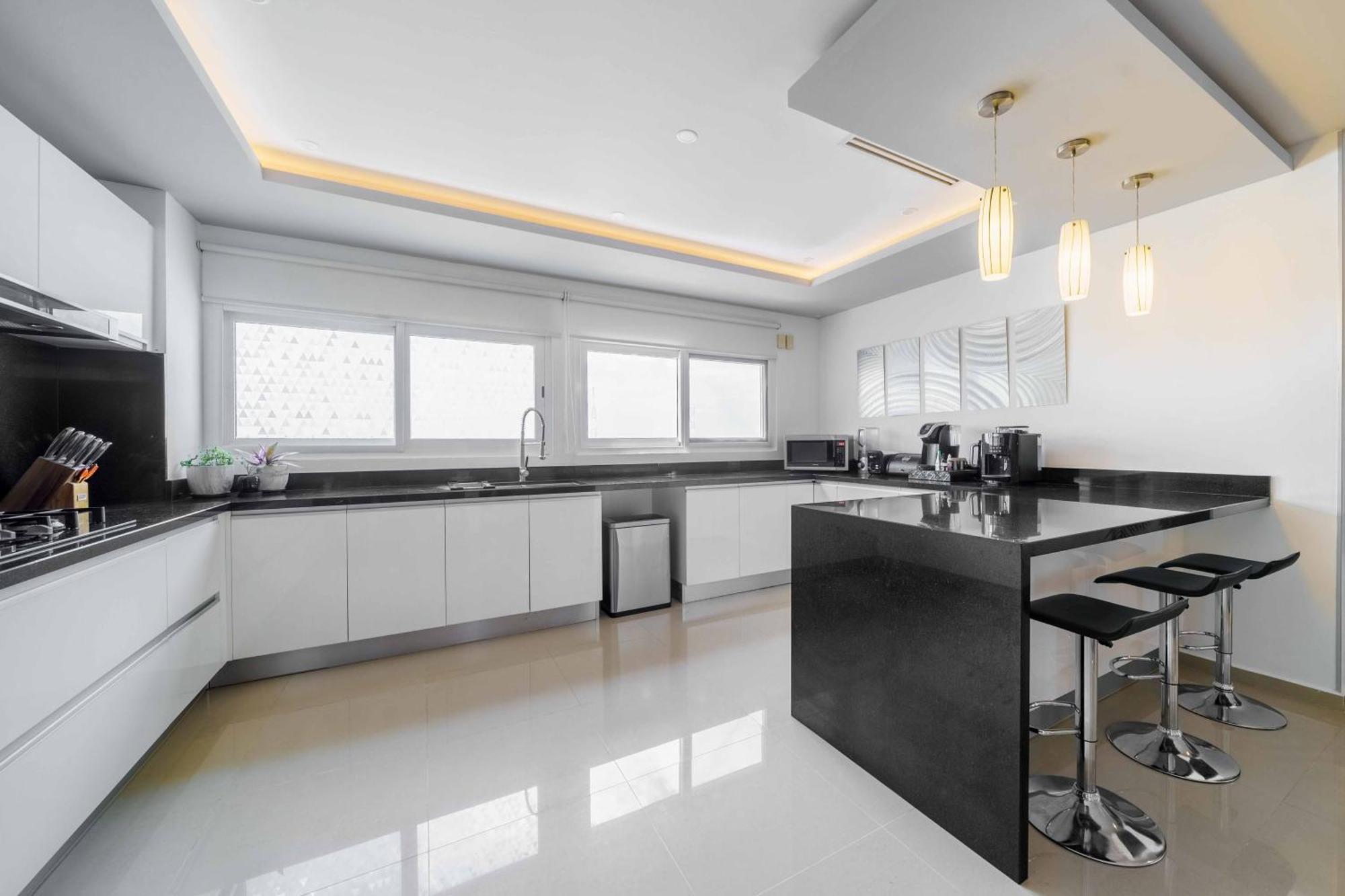 Luxury 4 Bedroom Penthouse With Private Jacuzzi Steps From Zone Apartment