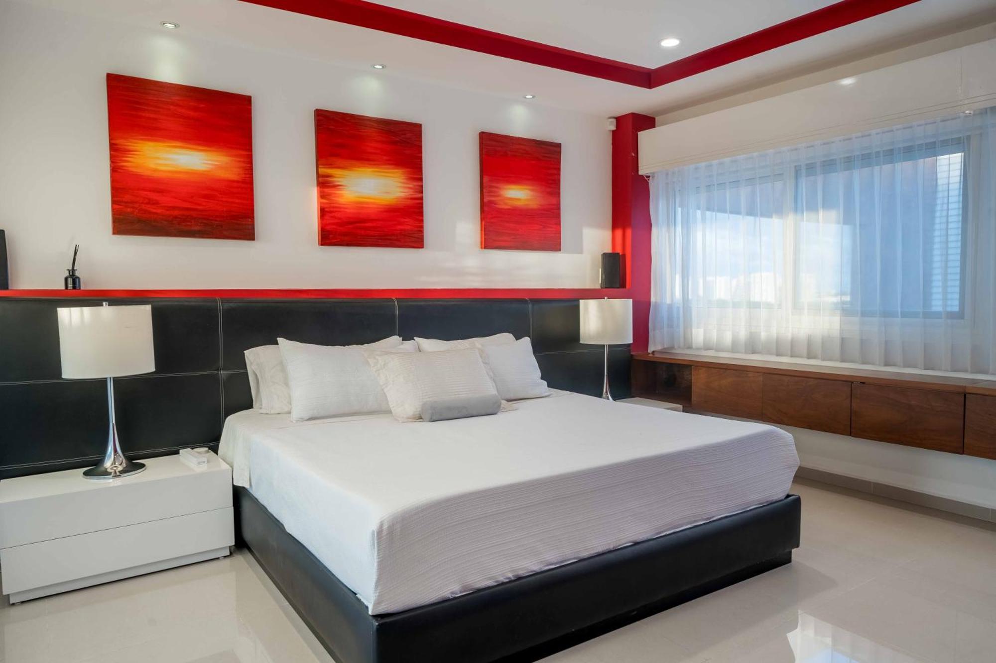 Apartment Luxury 4 Bedroom Penthouse With Private Jacuzzi Steps From Zone