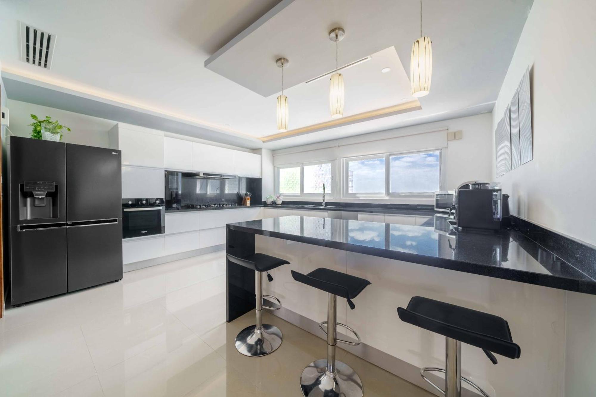 Apartment Luxury 4 Bedroom Penthouse With Private Jacuzzi Steps From Zone *