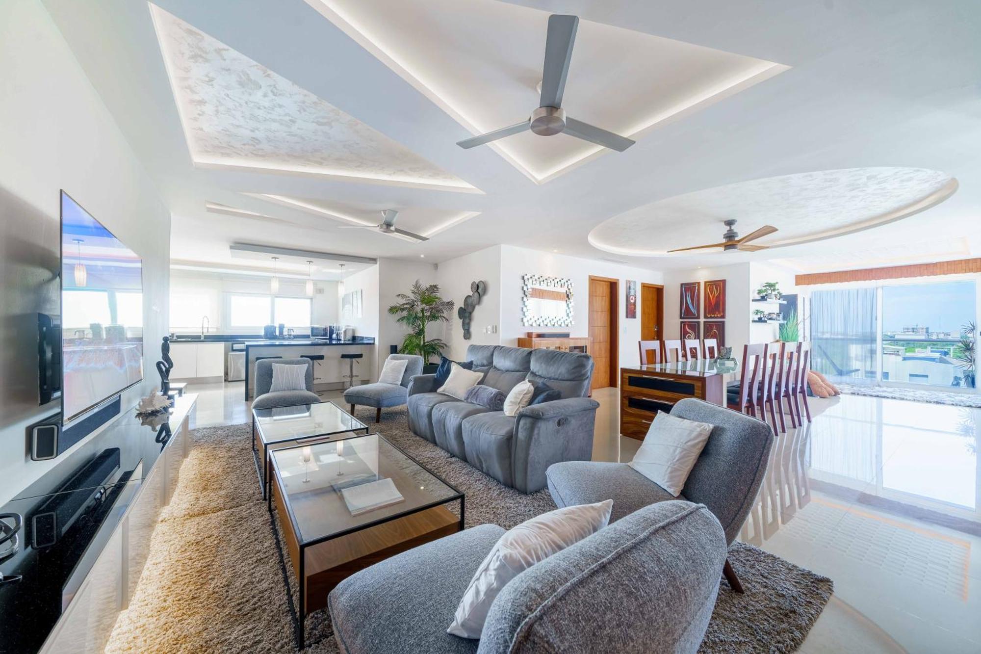 Luxury 4 Bedroom Penthouse With Private Jacuzzi Steps From Zone Apartment *