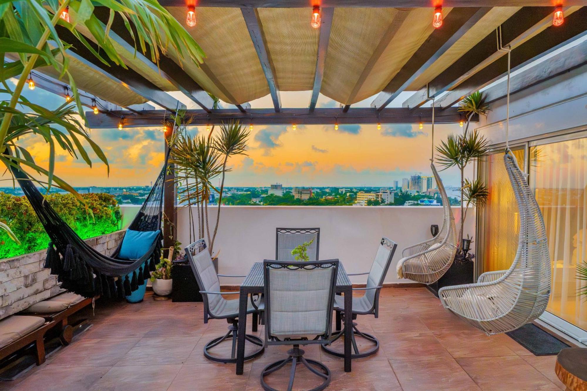Luxury 4 Bedroom Penthouse With Private Jacuzzi Steps From Zone Cancun