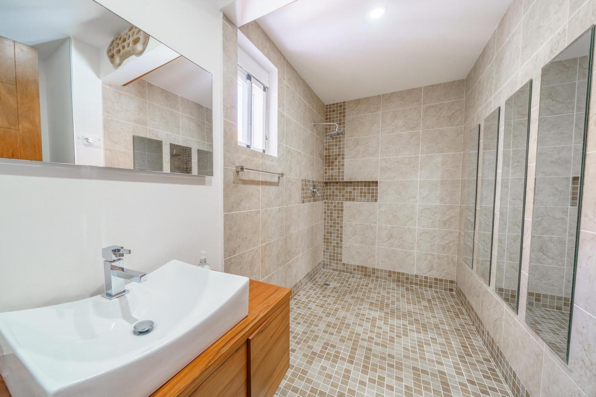 Luxury 4 Bedroom Penthouse With Private Jacuzzi Steps From Zone Apartment