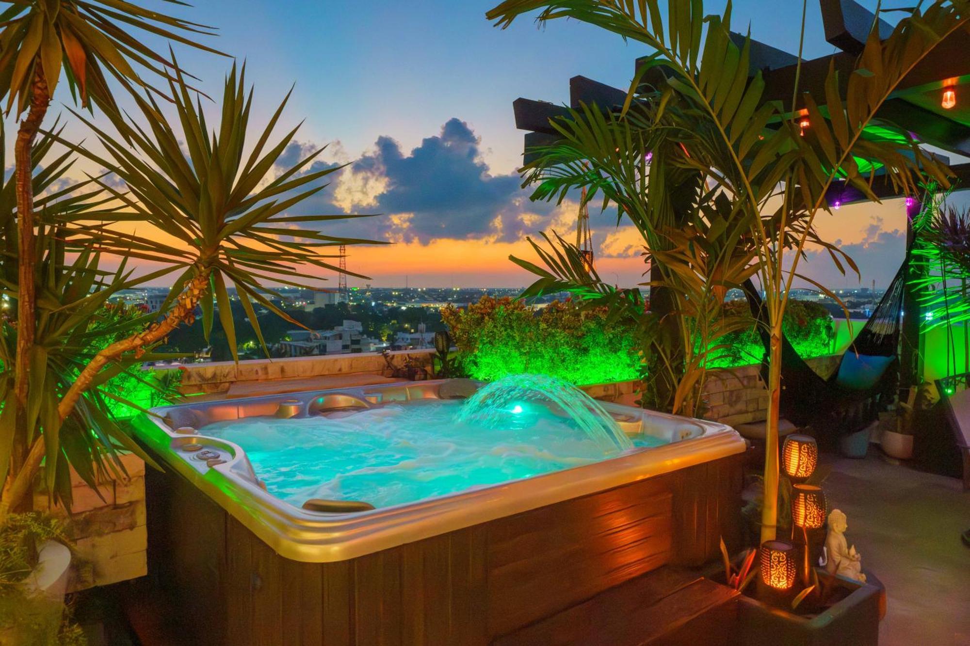 Apartment Luxury 4 Bedroom Penthouse With Private Jacuzzi Steps From Zone