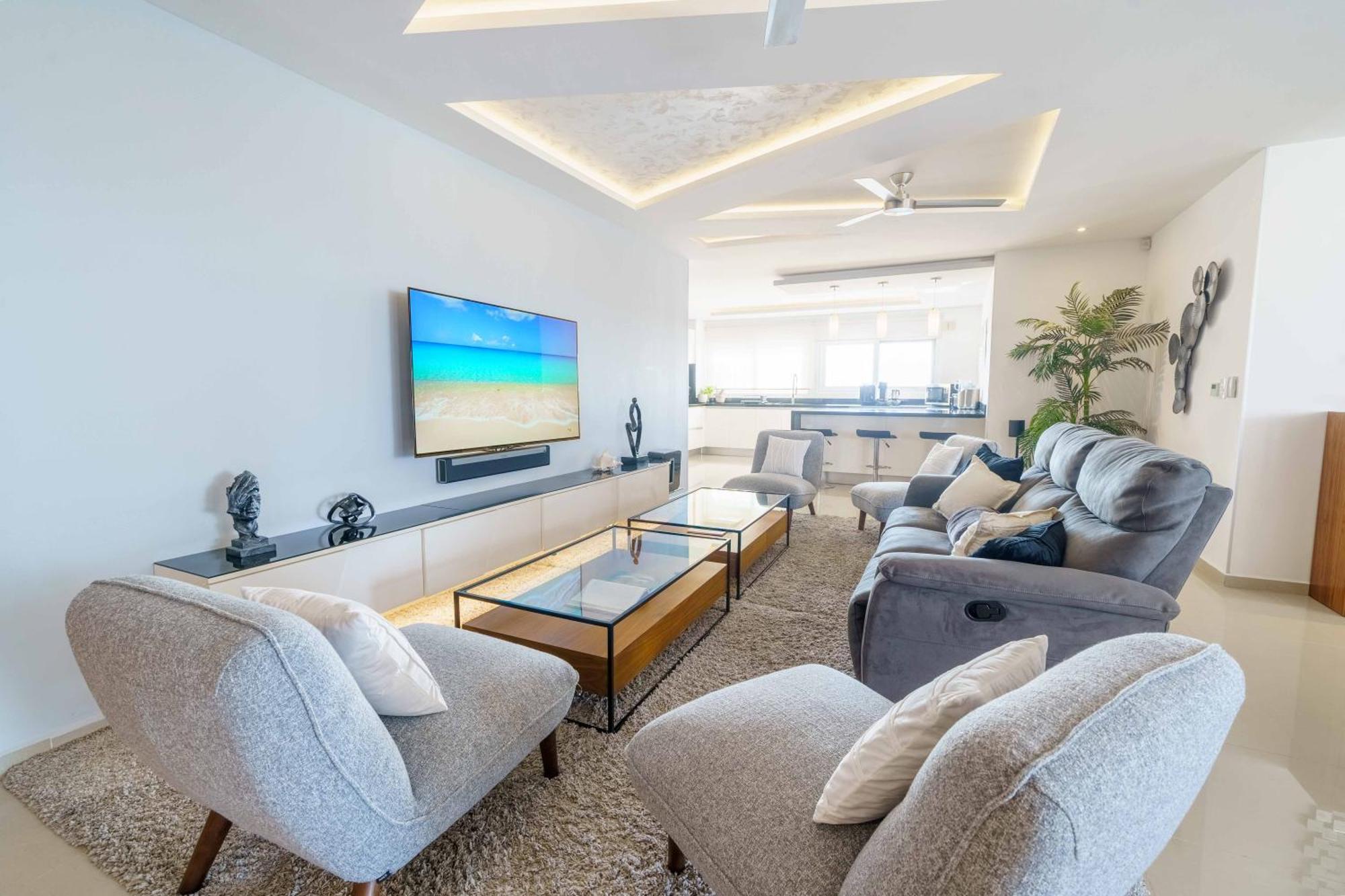 Apartment Luxury 4 Bedroom Penthouse With Private Jacuzzi Steps From Zone